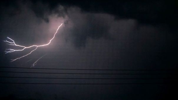 Καταιγίδες «σάρωσαν» τη μισή Ελλάδα - Βροχόπτωση και στην Εύβοια (ΦΩΤΟ-VIDS)