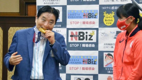 Ιαπωνία: Δήμαρχος δάγκωσε το μετάλλιο αθλήτριας και τώρα θα της δώσουν καινούριο
