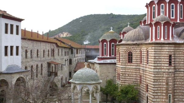 Τέσσερις μοναχοί του Αγίου Όρους με συμπτώματα covid διακομίστηκαν σε νοσοκομείο της Θεσσαλονίκης