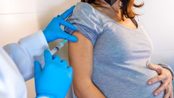 CDC: Ο εμβολιασμός στην εγκυμοσύνη δε σχετίζεται με πρόωρο τοκετό και λιποβαρή νεογνά