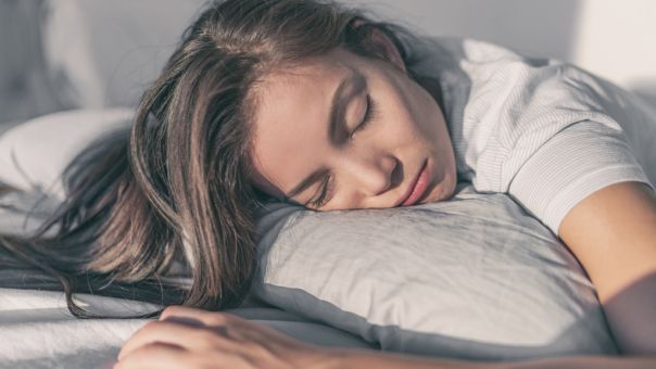 5 τρόποι να αλλάξεις τη ρουτίνα του ύπνου σου και να γίνεις «πρωινός τύπος»