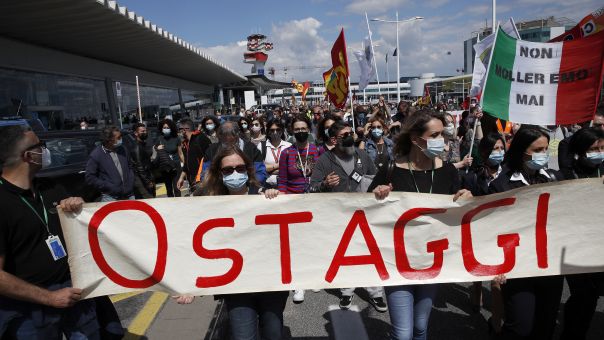 Απεργία-Ιταλία:«Στα κάγκελα» οι εργαζόμενοι της Alitalia- Eπεισόδια με τις αστυνομικές αρχές (VID)