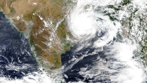Ινδία: Χιλιάδες άνθρωποι απομακρύνονται, καθώς πλησιάζει ο κυκλώνας Γκούλαμπ