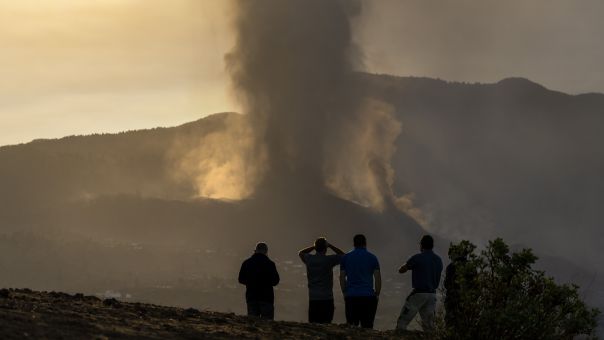 Ισπανία-ηφαίστειο: Η στάχτη έχει «κυριολεκτικά» καλύψει ολόκληρα σπίτια και εξακολουθεί να πέφτει (Vid)