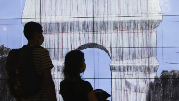 Παρίσι: Η Αψίδα του Θριάμβου καλυμμένη με 25.000 τετραγωνικά μέτρα ύφασμα