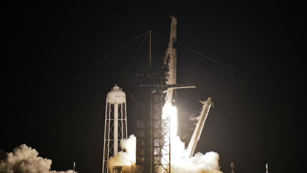 Απογειώθηκε ο πύραυλος Falcon 9 της SpaceX με ερασιτέχνες αστροναύτες στο διάστημα	