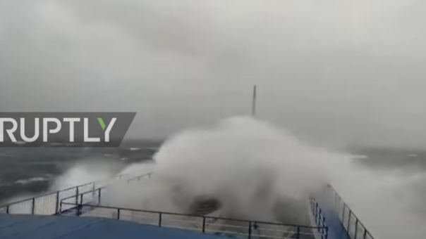 Συγκλονιστικό βίντεο: «Μάχη» πλοίου με μανιασμένα κύματα στις Φιλιππίνες εν μέσω κυκλώνα