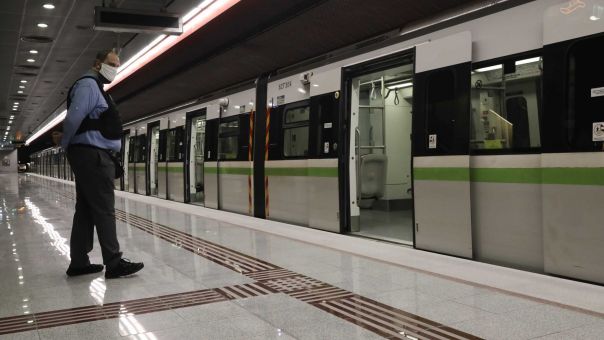 Άνδρας έπεσε στις γραμμές του μετρό στον Κορυδαλλό-Απεγκλωβίστηκε με τραύμα στο κεφάλι
