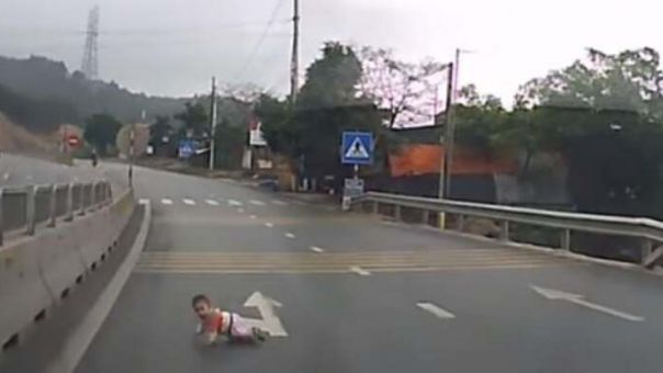 Απίστευτο περιστατικό στην Ελασσόνα: Μωρό μπουσουλούσε μόνο του στο δρόμο μεσάνυχτα