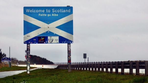 Άρση περιορισμών στη Σκωτία λόγω «καθοδικής τάσης» του κορωνοϊού