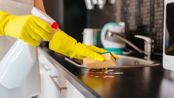 Πώς θα απαλλαγείς από τα τοξικά καθαριστικά στην κουζίνα
