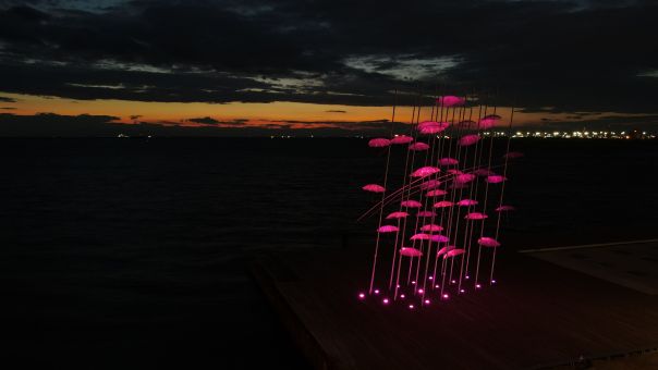 Θεσσαλονίκη: Ροζ φωτίστηκαν οι «Ομπρέλες» στη Νέα Παραλία για τον καρκίνο του μαστού (pics)
