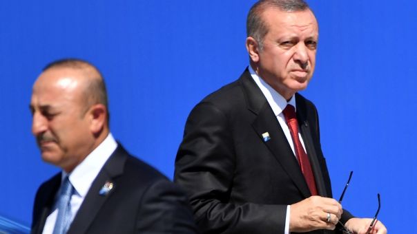 DW: Με παραίτηση απείλησε ο Τσαβούσογλου τον Ερντογάν - Το παρασκήνιο με τους πρέσβεις