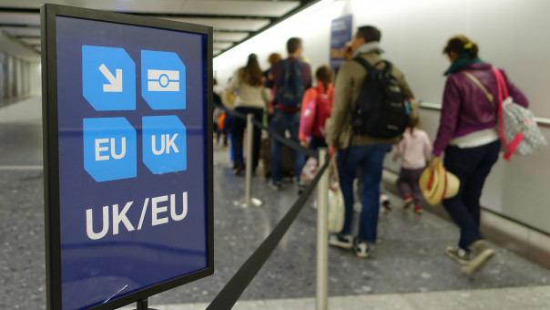 Βρετανία – τέλος εποχής: Υποχρεωτικά με διαβατήριο τα ταξίδια Ευρωπαίων από σήμερα