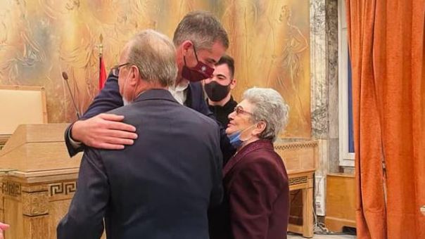 O έρως χρόνια δεν κοιτά: Ο Μπακογιάννης πάντρεψε ζευγάρι 87 και 85 ετών (pic) 