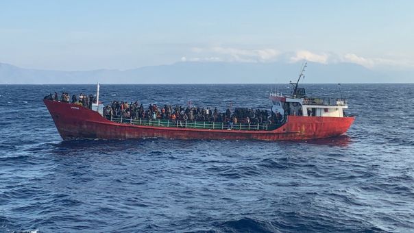 Διπλωματικό θρίλερ: Η Ελλάδα ζητά να επιστρέψει το πλοίο με 400 μετανάστες στην Τουρκία 