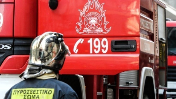Κάηκαν πέντε αυτοκίνητα από πυρκαγιά σε πυλωτή πολυκατοικίας στις Αχαρνές