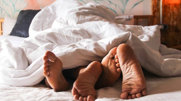 Ποια είναι η αιτία που δημιουργεί τα περισσότερα προβλήματα στο κρεβάτι; Νέα έρευνα αποκαλύπτει