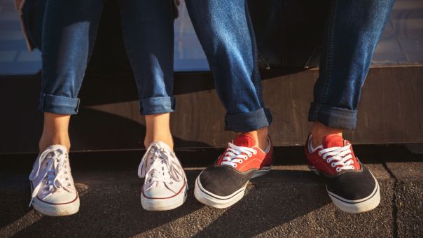 Πέντε τρόποι για να συνδυάσεις τα sneakers με τα αγαπημένα σου wide leg jeans