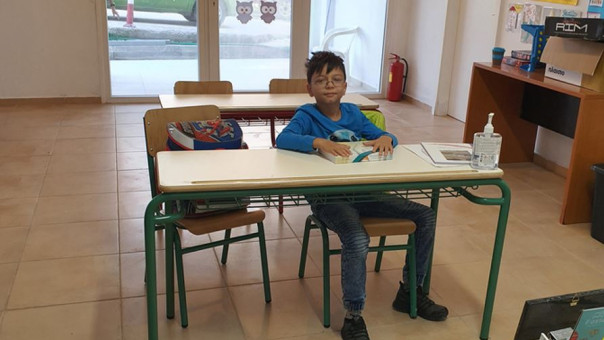Ο 9χρονος Τάσος θα παρελάσει μόνος του με τη γαλανόλευκη στο νησί Μαθράκι (pics)