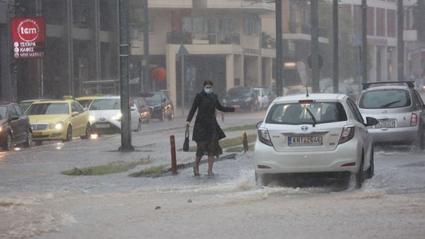 Προβλήματα από την βροχόπτωση – Έκλεισαν δρόμοι 