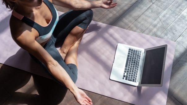 15λεπτο πρόγραμμα yoga για να χαλαρώσεις άμεσα όταν δεν έχεις πολύ χρόνο