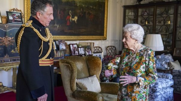 Βασίλισσα Ελισάβετ: Τα μωβ χέρια «πρόδωσαν» την ασθένειά της; -  Όσα αποκαλύπτουν οι ειδικοί