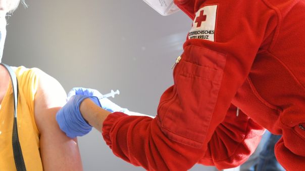 Αυστρία: Πρόστιμα χιλιάδων ευρώ μέχρι και φυλάκιση σε όσους αρνηθούν υποχρεωτικό εμβολιασμό