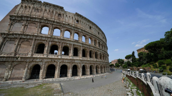 Θρασύτατοι τουρίστες σκαρφάλωσαν στο Κολοσσαίο για να πιούν μπύρα - Βαριά «καμπάνα»