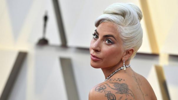 Η Lady Gaga ποζάρει γυμνή για το εξώφυλλο του Vogue και γίνεται παγκόσμιο viral