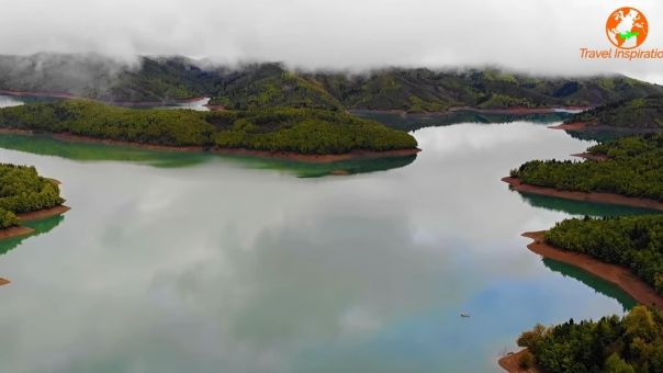 Η υπέροχη λίμνη Πλαστήρα πλαισιωμένη με φθινοπωρινά χρώματα (vid)