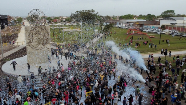 Αργεντινή: Αποκαλυπτήρια για το επιβλητικό μνημείο προς τιμήν του Ντιέγκο Μαραντόνα (vid)
