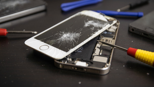 Άφησε τα πείσματα η Apple: Πουλά εξαρτήματα για να επισκευάσετε το iPhone στο σπίτι 