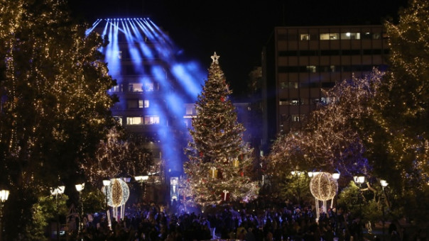 Σε ρυθμούς Χριστουγέννων η Αθήνα: Φωταγωγήθηκε το χριστουγεννιάτικο δέντρο στο Σύνταγμα (pics)