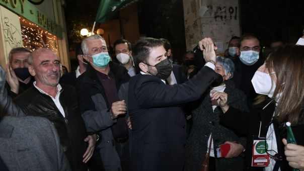Ανδρουλάκης: Μεγάλη νίκη για την δημοκρατική παράταξη-Πανηγυρισμοί έξω από τα γραφεία του