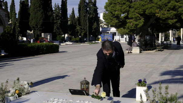 Ο Νίκος Ανδρουλάκης άφησε ένα λουλούδι στον τάφο της Φώφης Γεννηματά