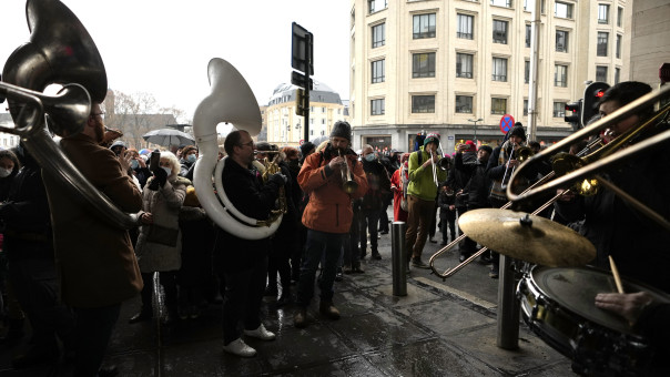 Κορωνοϊός- Βρυξέλλες: Διαδήλωση κατά του κλεισίματος θεάτρων και σινεμά λόγω Όμικρον