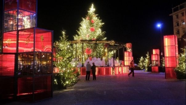 Θεσσαλονίκη: Δολιοφθορά στο Χριστουγεννιάτικο δέντρο της Αριστοτέλους-Κατατέθηκε μήνυση