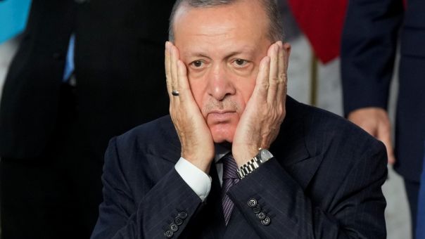 Ο Ερντογάν κάλεσε τους Τούρκους να κρατήσουν τις λίρες τους και μετά η... λίρα έπεσε