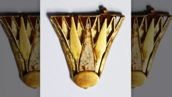 Ανακαλύφθηκε χρυσό μενταγιόν από την εποχή της Νεφερτίτης στην Κύπρο (φωτο)