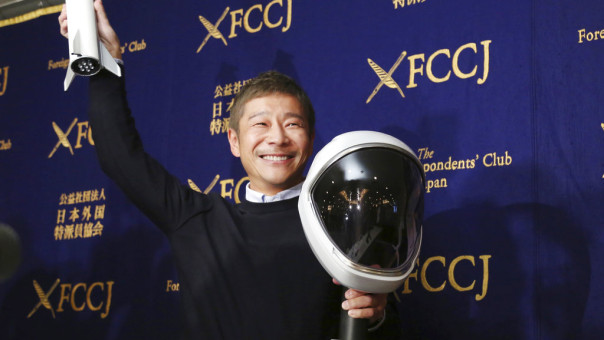 Ο εκκεντρικός Γιαπωνέζος δισεκατομμυριούχος Μεζάουα ταξιδεύει στο διάστημα 	