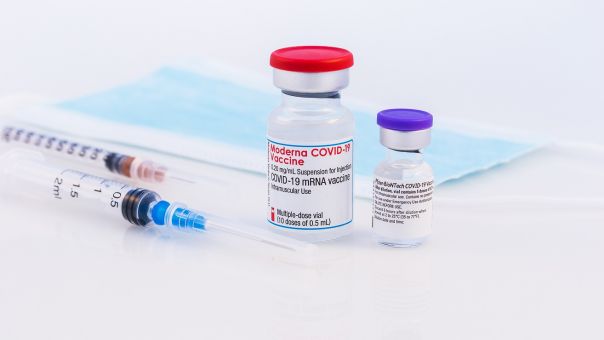 Moderna: Προς το 2023 το μονοδοσικό συνδυαστικό εμβόλιο κορωνοϊού και γρίπης 