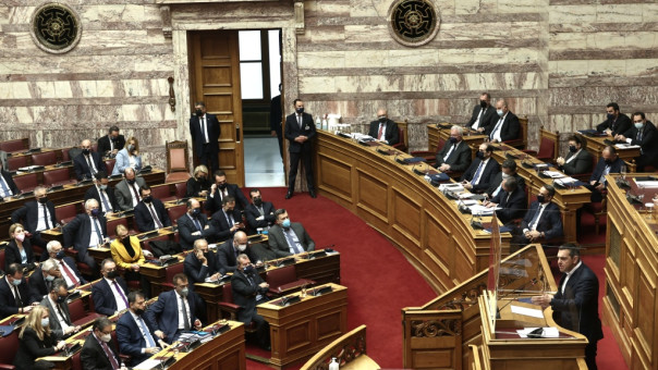 Χαμός στη Βουλή με την απάντηση Γεραπετρίτη στο «παραιτηθείτε» του Τσίπρα