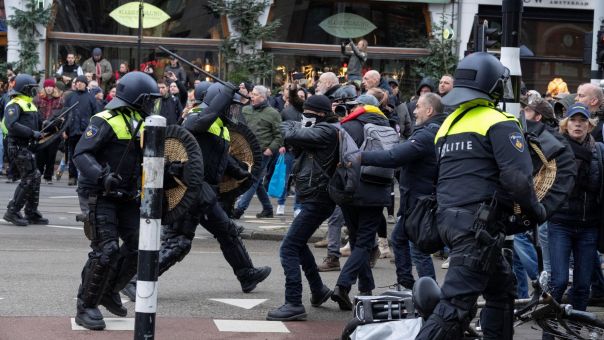 Ολλανδία: Ένταση σε διαδήλωση κατά του λοκντάουν στην κεντρική πλατεία του Άμστερνταμ (vid)