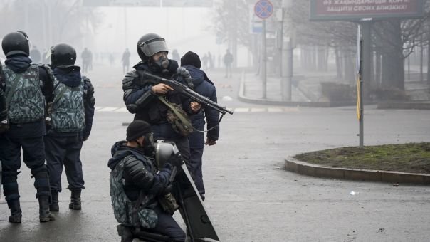 Εμπόλεμη ζώνη το Καζακστάν: Στρατιώτες πυροβολούν εναντίον διαδηλωτών στην κεντρική πλατεία του Αλμάτι 