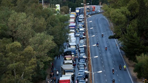 Μποτιλιάρισμα στην Αθηνών-Κορίνθου λόγω τροχαίου με 2 φορτηγά και ένα ΙΧ