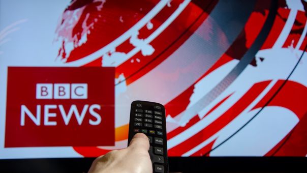 Βρετανία: Η κυβέρνηση παγώνει τη χρηματοδότηση του BBC για τα επόμενα δύο χρόνια