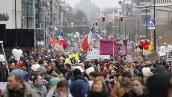 Βρυξέλλες: Ένταση σε ογκώδη διαδήλωση κατά της πανδημίας - Eπιτέθηκαν σε κτίριο της ΕΕ (vids)
