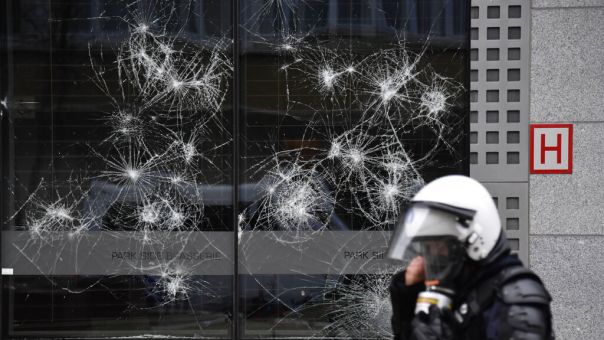 Καταδικάζουν Μετσόλα - Μισέλ: Άνευ λογικής οι βανδαλισμοί στο κτίριο της ΕΕ στις Βρυξέλλες