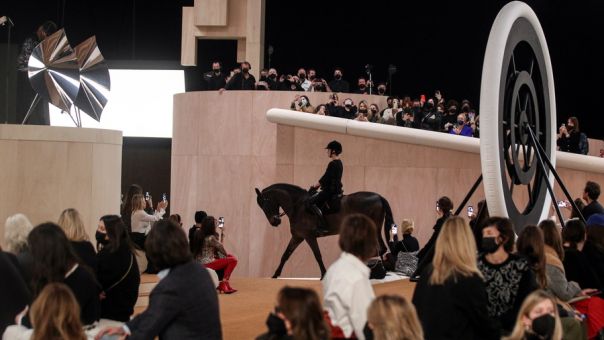 Ο γαλλικός οίκος μόδας Chanel πρωτοτύπησε στέλνοντας άλογο να κάνει πασαρέλα σε επίδειξή του 